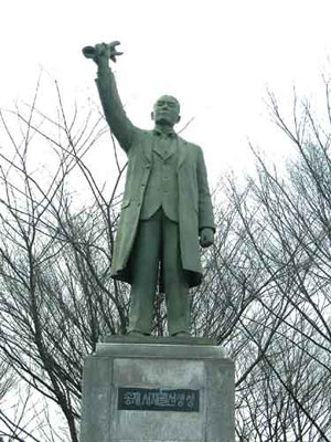 독립공원에 있는 서재필 동상, 독립협회 주도 인물 중 하나. 미국으로 밀항하여 가장 성공한 동양인 젊은이가 되었고, 이름도 필립 제이슨으로 바꾸었다. 죽을 때까지 미국인으로 살았다.  